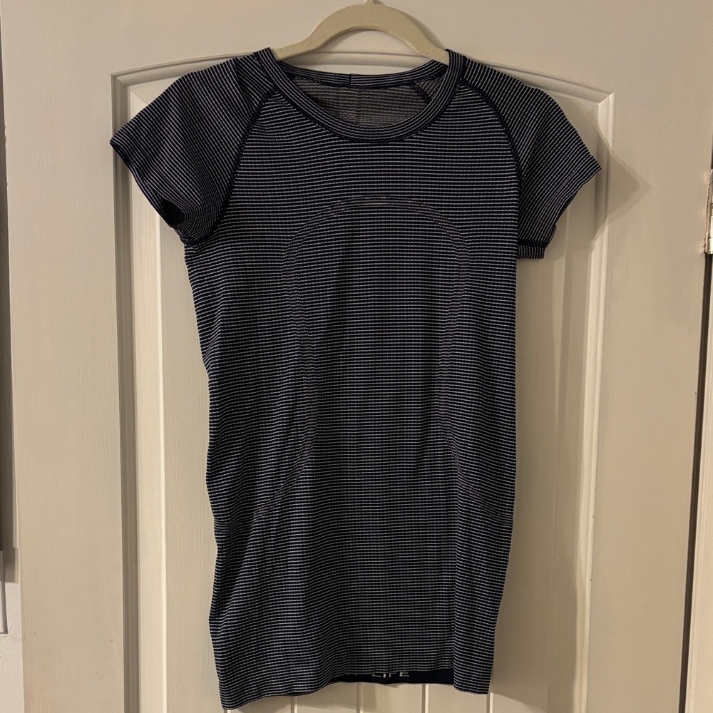 Lululemon Swiftly Tech short sleeve. Size 6. EUC